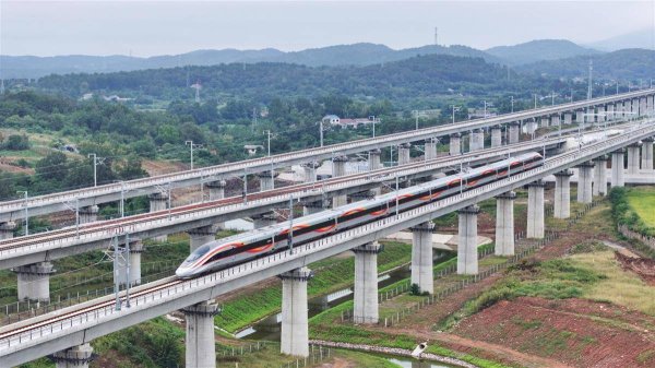 一点钱程 荆楚大地添通途 襄荆高铁首列抵荆