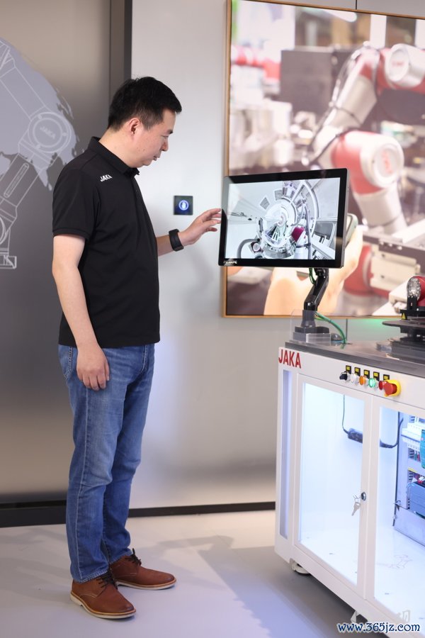 李明洋在展厅查看机器人工作的情况。新民晚报记者